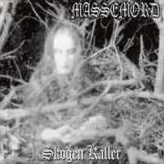 Le texte musical SOLEN SKINNER IKKJE de MASSEMORD est également présent dans l'album Skogen kaller (2003)