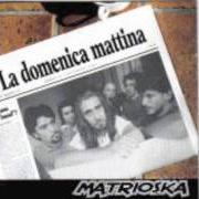 Le texte musical MENTRE TUTTO CAMBIA de MATRIOSKA est également présent dans l'album La domenica mattina (2002)