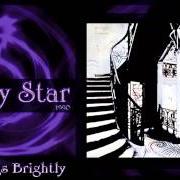 Le texte musical SHE HANGS BRIGHTLY de MAZZY STAR est également présent dans l'album She hangs brightly (1991)