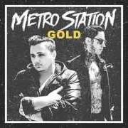 Le texte musical FOREVER YOUNG de METRO STATION est également présent dans l'album Gold (2014)