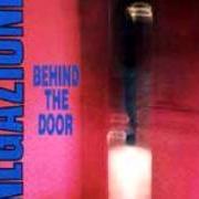 Le texte musical SEMPRE IN BILICO de NEGAZIONE est également présent dans l'album Behind the door/sempre in bilico (1989)