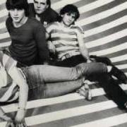 Le texte musical RADIO IN STEREO de NENA est également présent dans l'album The stripes (1980)