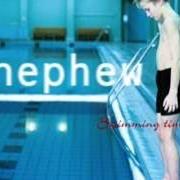 Le texte musical CIRCULATING SLOW de NEPHEW est également présent dans l'album Swimming time (2000)