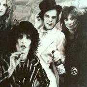 Le texte musical BACK IN THE U.S.A. de NEW YORK DOLLS est également présent dans l'album Seven day weekend (1992)