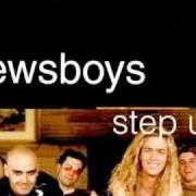 Le texte musical THE TIDE de NEWSBOYS est également présent dans l'album Step up to the microphone (1998)