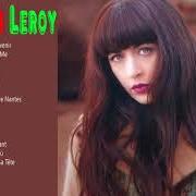 Le texte musical UNE FEMME CACHÉE de NOLWENN LEROY est également présent dans l'album Nolwenn leroy (2003)