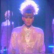 Le texte musical BIG AND STRONG de OLIVIA NEWTON-JOHN est également présent dans l'album The rumour (1988)