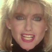 Le texte musical (LIVIN' IN) DESPERATE TIMES de OLIVIA NEWTON-JOHN est également présent dans l'album Two of a kind (1983)