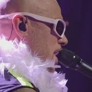 Le texte musical ET UN JOUR, UNE FEMME de PASCAL OBISPO est également présent dans l'album Millésime - live