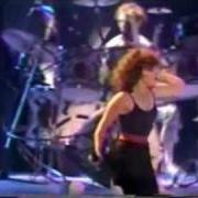 Le texte musical WE LIVE FOR LOVE de PAT BENATAR est également présent dans l'album Live from earth (1983)