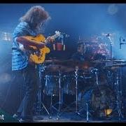 Le texte musical RISE UP de PAT METHENY est également présent dans l'album Kin (2014)