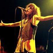 Le texte musical DANCING BAREFOOT de PATTI SMITH est également présent dans l'album Wave (1979)