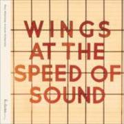 Le texte musical LET 'EM IN de PAUL MCCARTNEY est également présent dans l'album Wings at the speed of sound (1976)