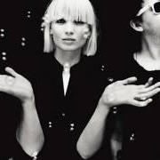 Le texte musical BREAK UP GIRLS! de THE RAVEONETTES est également présent dans l'album In and out of control (2009)