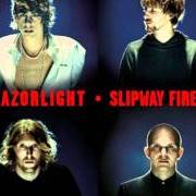 Le texte musical HOSTAGE OF LOVE de RAZORLIGHT est également présent dans l'album Slipway fires (2008)