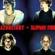 Le texte musical STINGER de RAZORLIGHT est également présent dans l'album Slipway fires (2008)