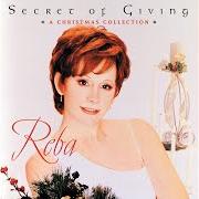 Le texte musical SANTA CLAUS IS COMING BACK TO TOWN de REBA MCENTIRE est également présent dans l'album Secret of giving (2002)