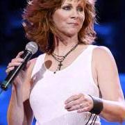 Le texte musical WHOSE HEARTACHE IS THIS ANYWAY de REBA MCENTIRE est également présent dans l'album Have i got a deal for you (1990)