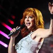 Le texte musical CRY de REBA MCENTIRE est également présent dans l'album All the women i am (2010)