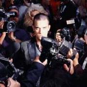 Le texte musical LET ME ENTERTAIN YOU de ROBBIE WILLIAMS est également présent dans l'album Life thru a lens (1997)