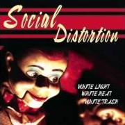 Le texte musical DOWN HERE (W/ THE REST OF US) de SOCIAL DISTORTION est également présent dans l'album White light, white heat, white trash (1996)