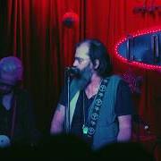 Le texte musical THE GIRL ON THE MOUNTAIN de STEVE EARLE est également présent dans l'album So you wannabe an outlaw (2017)