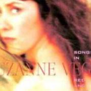 Le texte musical SOLITAIRE de SUZANNE VEGA est également présent dans l'album Songs in red and gray (2001)