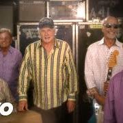 Le texte musical DAYBREAK OVER THE OCEAN de THE BEACH BOYS est également présent dans l'album That's why god made the radio (2012)