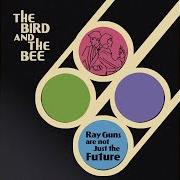 Le texte musical LIFESPAN OF A FLY de THE BIRD AND THE BEE est également présent dans l'album Ray guns are not just the future (2009)