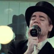 Le texte musical GO RIGHT AHEAD de THE HIVES est également présent dans l'album Lex hives (2012)