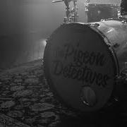 Le texte musical A LITTLE BIT ALONE de THE PIGEON DETECTIVES est également présent dans l'album Broken glances (2017)