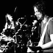 Le texte musical 300 MPH TORRENTIAL OUTPOUR BLUES de THE WHITE STRIPES est également présent dans l'album Under great white northern lights (2010)