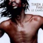 Le texte musical Y'EN A MARRE de TIKEN JAH FAKOLY est également présent dans l'album Le caméléon (2000)