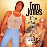 Le texte musical LIFT ME UP de TOM JONES est également présent dans l'album The lead and how to swing it