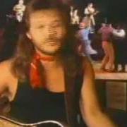 Le texte musical COUNTRY CLUB de TRAVIS TRITT est également présent dans l'album Country club (1990)