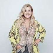 Le texte musical WHEN LONELY CALLS de TRISHA YEARWOOD est également présent dans l'album Every girl (2019)