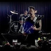 Le texte musical BETRAYER de TRIVIUM est également présent dans l'album The sin and the sentence (2017)