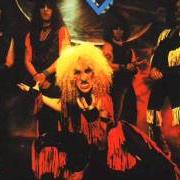 Le texte musical SHOOT 'EM DOWN de TWISTED SISTER est également présent dans l'album Under the blade (1982)