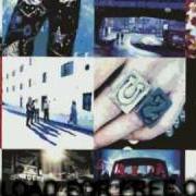 Le texte musical TRYIN' TO THROW YOUR ARMS AROUND THE WORLD de U2 est également présent dans l'album Achtung baby (1991)