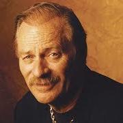 Le texte musical IT'S NOT OVER, YET de VERN GOSDIN est également présent dans l'album Chiseled in stone