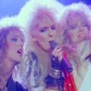 Le texte musical HELL RAISERS de VIXEN est également présent dans l'album Vixen (1988)