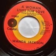 Le texte musical STAND BY YOUR MAN de WANDA JACKSON est également présent dans l'album A woman lives for love (1970)