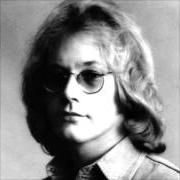 Le texte musical POISONOUS LOOKALIKE de WARREN ZEVON est également présent dans l'album Mutineer (1995)