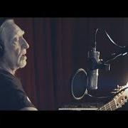 Le texte musical MY FAVORITE PICTURE OF YOU de WILLIE NELSON est également présent dans l'album Ride me back home (2019)