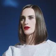 Le texte musical UN JOUR VIENDRA de YELLE est également présent dans l'album Complètement fou (2014)