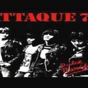 Le texte musical SOLA EN LA CANCHA de ATTAQUE 77 est également présent dans l'album Dulce navidad (1989)
