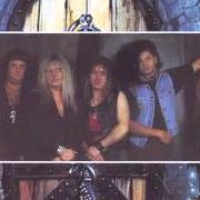 Le texte musical INNOCENT CHILD de AXEL RUDI PELL est également présent dans l'album Between the walls (1994)