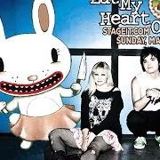 Le texte musical FEED ME, PET ME de THE DOLLYROTS est également présent dans l'album Eat my heart out (2004)