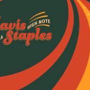 Le texte musical TAKE US BACK de MAVIS STAPLES est également présent dans l'album Livin' on a high note (2016)