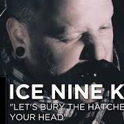 Le texte musical LET'S BURY THE HATCHET...IN YOUR HEAD de ICE NINE KILLS est également présent dans l'album The predator becomes the prey (2014)
